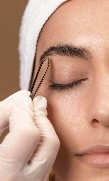Mujer haciendo un tratamiento de cejas a su cliente _ Foto Premium